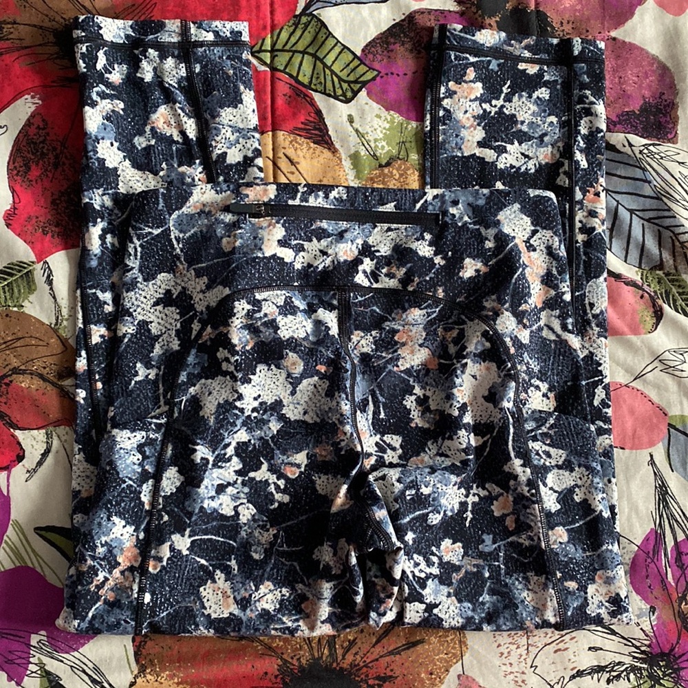 Lululemon Speed Up Crop - Picture 5 of 9